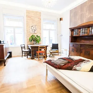 N40 By Small Apartman